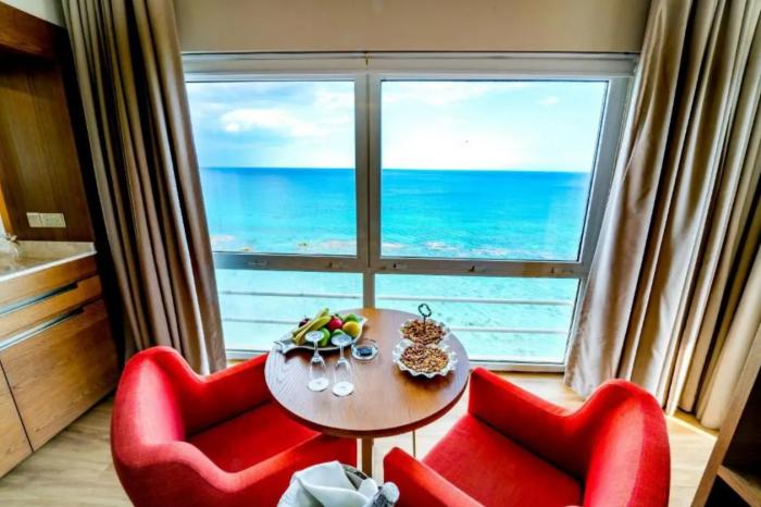 Salamis Bay Conti Resort Hotel & Casino Αμμόχωστος Δωμάτιο φωτογραφία A room at the hotel