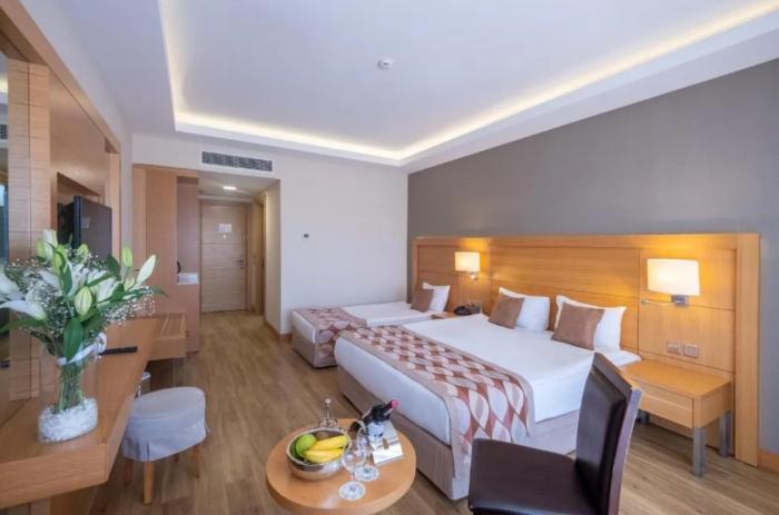 Salamis Bay Conti Resort Hotel & Casino Αμμόχωστος Δωμάτιο φωτογραφία A room at the hotel