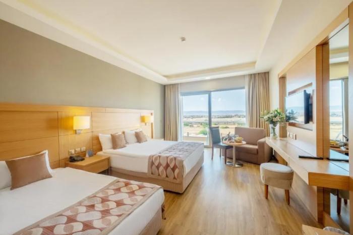 Salamis Bay Conti Resort Hotel & Casino Αμμόχωστος Δωμάτιο φωτογραφία A room at the hotel
