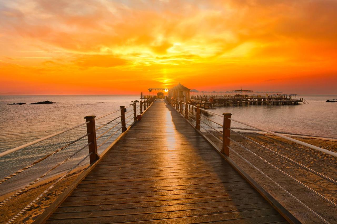 Salamis Bay Conti Resort Hotel & Casino Αμμόχωστος Εξωτερικό φωτογραφία Sunset at the pier