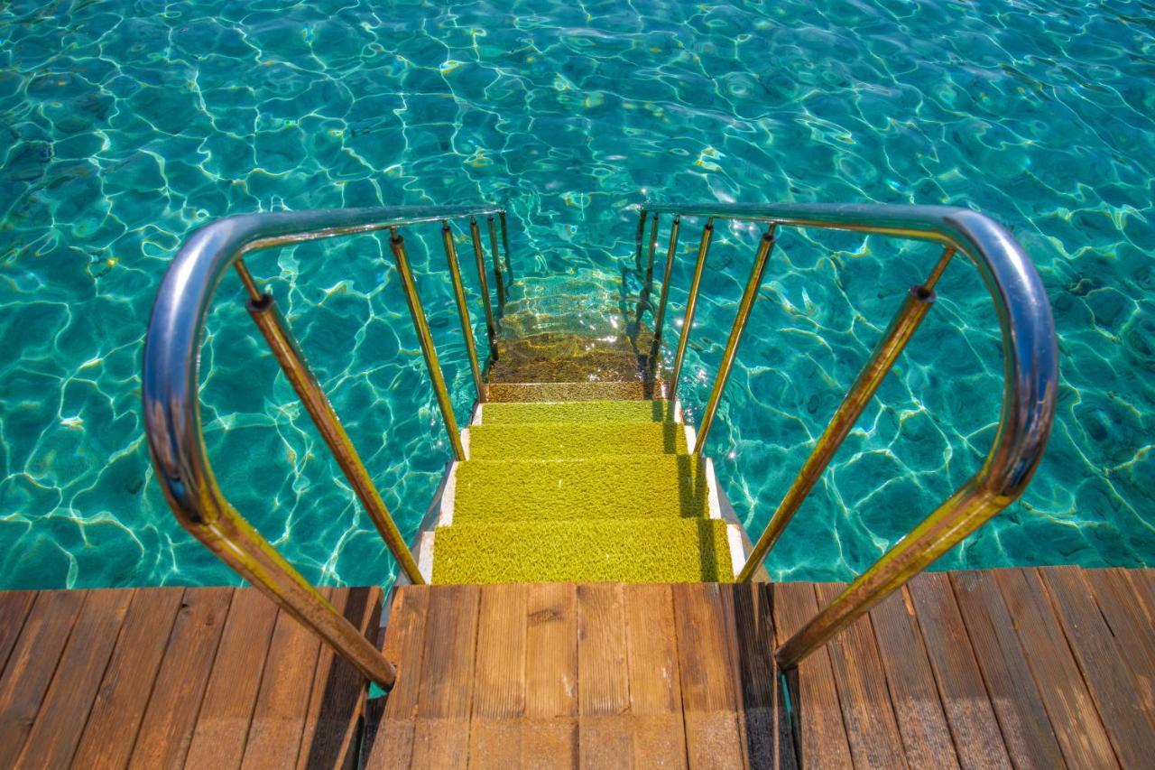Salamis Bay Conti Resort Hotel & Casino Αμμόχωστος Εξωτερικό φωτογραφία A pool ladder
